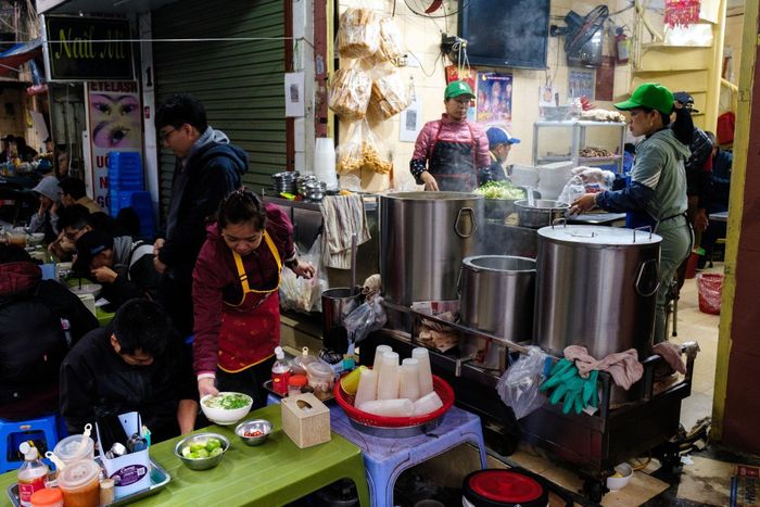 6h sáng, quán phở đã có những vị khách đầu tiên ghé đến