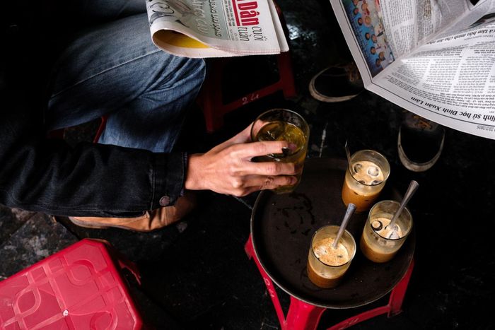 Thói quen đọc báo, uống cafe của người dân Thủ đô vào buổi sáng.