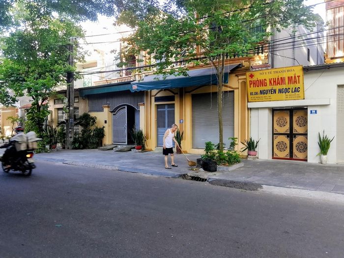 Hàng ngày cư dân quét dọn vệ sinh sạch sẽ đường phố
