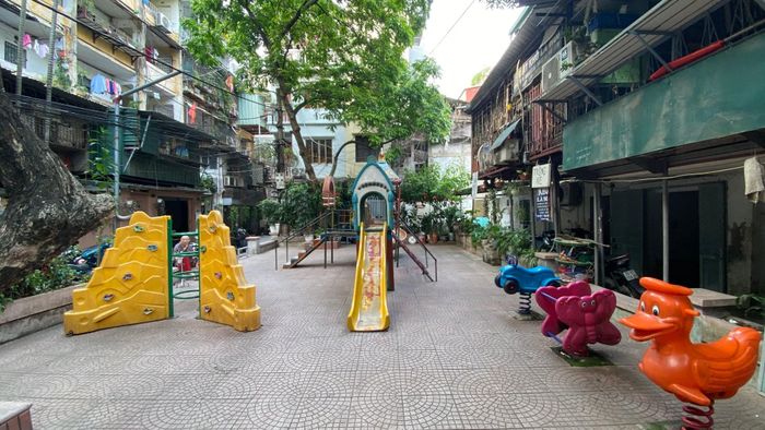 Hình ảnh sân chơi được cải tạo tại khu tập thể Đống Đa - Ảnh: Ngọc Anh