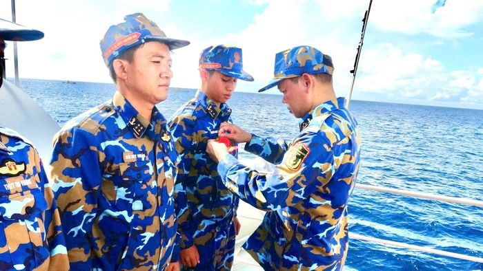 Thượng tá Lê Đức Thảnh, Lữ đoàn trưởng 167 Vùng 2 Hải quân trao hoa bắn giỏi cho kíp bắn trên Tàu 383.
