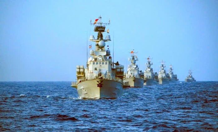 Tàu của Lữ đoàn 167 Vùng 2 Hải quân vận động hàng dọc.