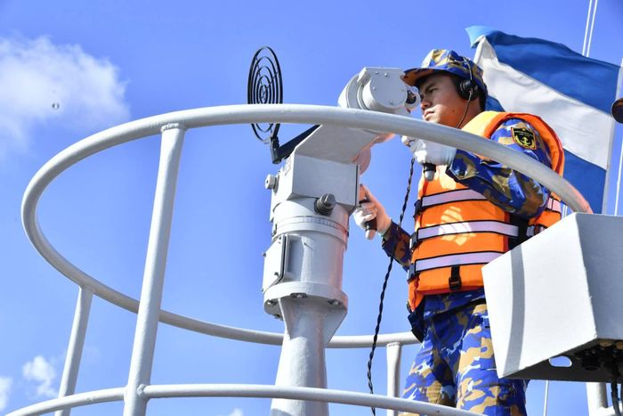 Khẩu đội trưởng quan sát, bám nắm mục tiêu đối không.