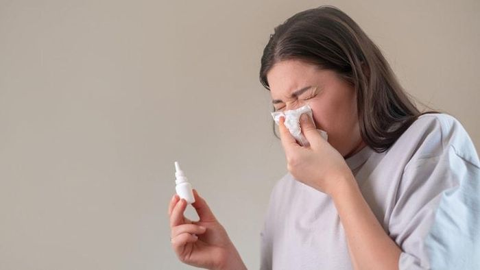 Một trong những sai lầm phổ biến hiện nay là tự ý sử dụng các loại thuốc xịt thông mũi chứa hoạt chất co mạch như oxymetazoline hoặc xylometazoline. Ảnh minh họa