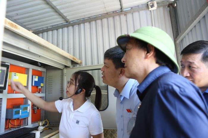 Đoàn công tác khảo sát thực tế tại Trạm lắp đặt thiết bị quan trắc môi trường của Nhà máy Dệt nhuộm Sunrise Việt Nam, Khu công nghiệp Bình Minh, Ninh Bình. Ảnh: Thanh Chi