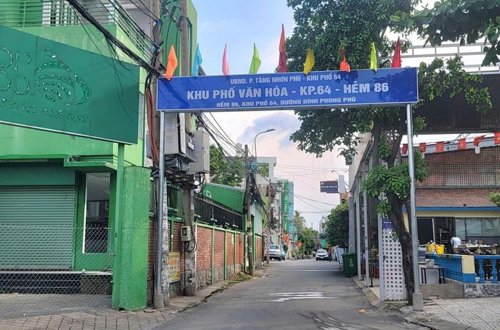 Cổng chào một khu phố trên đường Đình Phong Phú, phường Tăng Nhơn Phú. Ảnh: Quang Phương
