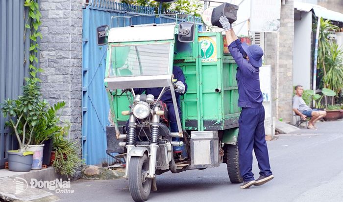 Công nhân môi trường thu gom rác thải sinh hoạt từ hộ dân trên địa bàn Đồng Nai. Ảnh: H.L