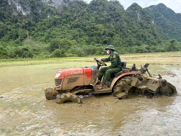 Cán bộ, chiến sĩ Đồn Biên phòng Cà Xèng trực tiếp lái máy bừa làm đất