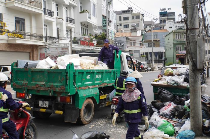 Công nhân Công ty Cổ phần Dịch vụ đô thị Đà Lạt thu gom rác thải sinh hoạt tại đường Nguyễn Công Trứ, phường Lâm Viên - Đà Lạt