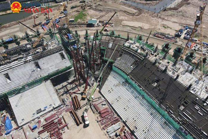 Sau gần 8 tháng khởi công, nhiều hạng mục chính của dự án đang được triển khai đồng loạt. Khu vực sân vận động đã hình thành đại công trường với hàng trăm xe, máy móc chuyên dụng và lực lượng công nhân làm việc liên tục