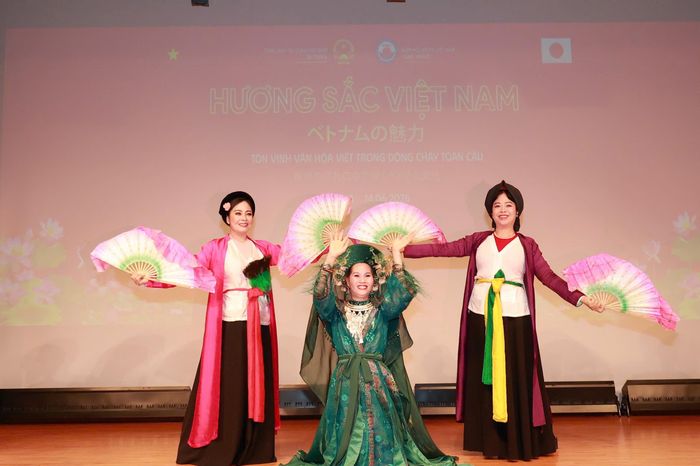 Chương trình "Hương sắc Việt Nam" đã mang đến những tiết mục nghệ thuật đặc sắc, gửi gắm tình yêu quê hương và hơi thở văn hóa Việt Nam tới bà con kiều bào tại Nhật Bản. Ảnh: BTC