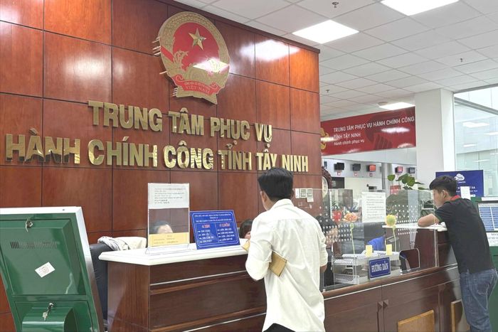 Người dân thực hiện TTHC tại Trung tâm phục vụ hành chính công tỉnh Tây Ninh