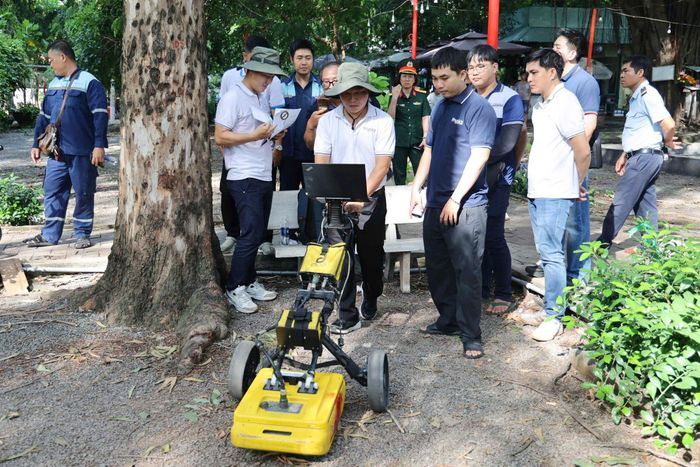 Lực lượng chức năng dùng thiết bị rada xuyên lòng đất để thăm dò, tìm kiếm mộ tập thể liệt sĩ tại Công viên Lê Thị Riêng
