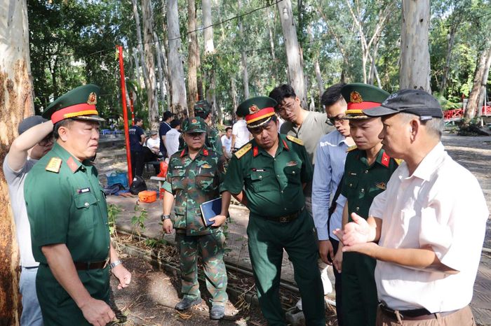 Bộ Tư lệnh TP. Hồ Chí Minh cùng nhóm nghiên cứu Trường Đại học Khoa học Tự nhiên khảo sát ba khu vực nghi vấn trong khuôn viên Công viên Lê Thị Riêng