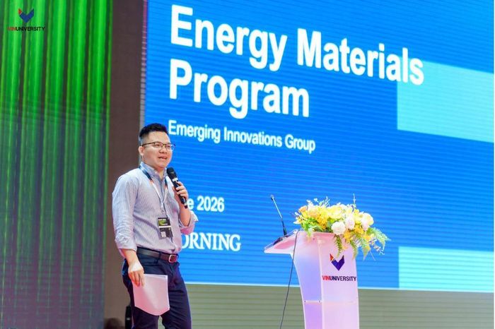 Ông Đỗ Văn Quân, Giám đốc Điều hành Corning Incorporated tại Việt Nam, trình bày những tiến bộ mới nhất trong công nghệ vật liệu gốm dẻo (Ribbon Ceramics) và tiềm năng ứng dụng trong các hệ thống pin thể rắn hiệu suất cao