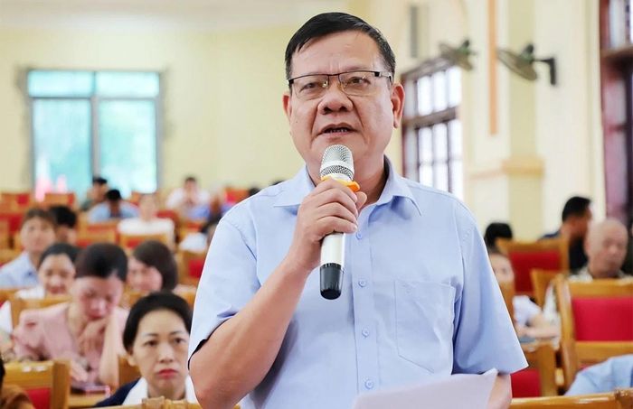Cử tri phát biểu ý kiến tại hội nghị. Ảnh: Mạnh Hùng