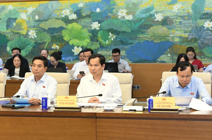 Phó Chủ tịch Quốc hội, Thượng tướng Nguyễn Doãn Anh, Tổng Thư ký Quốc hội, Chủ nhiệm Văn phòng Quốc hội Lê Quang Mạnh, Chủ nhiệm Ủy ban Quốc phòng, An ninh và Đối ngoại, Thượng tướng Lê Tấn Tới dự cuộc làm việc