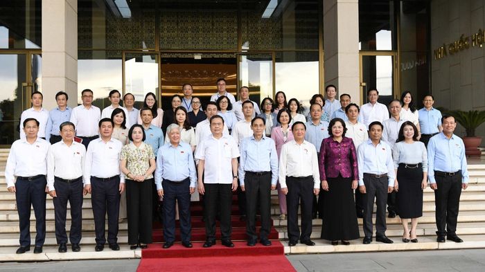 Chủ tịch Quốc hội Trần Thanh Mẫn với các đại biểu chụp ảnh lưu niệm