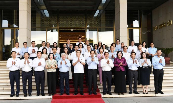 Chủ tịch Quốc hội Trần Thanh Mẫn với các đại biểu chụp ảnh lưu niệm