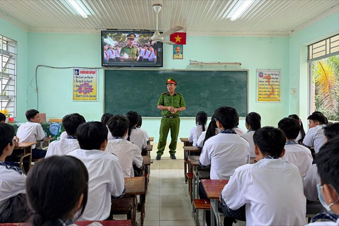 Công an xã Phước Thạnh, tỉnh Tây Ninh ứng dụng trí tuệ nhân tạo tuyên truyền pháp luật cho học sinh