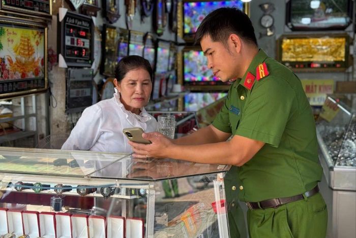 Công an phường Long Hoa, tỉnh Tây Ninh tuyên truyền, hướng dẫn người dân cài đặt, kích hoạt và sử dụng hiệu quả ứng dụng VNeID