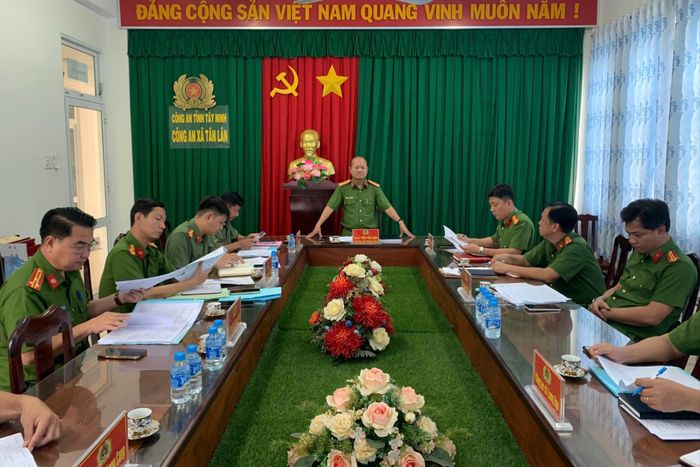 Lãnh đạo Công an tỉnh Tây Ninh kiểm tra tiến độ thực hiện cao điểm 30 ngày đêm tổng rà soát, truy quét làm trong sạch địa bàn tại xã Tân Lân