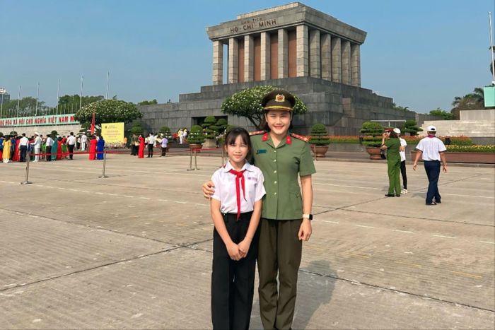 Em Nguyễn Thị Kim Ngân, con nuôi của Công an xã Khánh Hưng, hoàn cảnh khó khăn nhưng có thành tích xuất sắc trong học tập nên được ra Hà Nội tham dự Chương trình “Trại hè Yêu thương” do Bộ Công an tổ chức