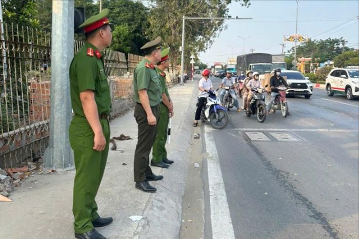 Cán bộ, chiến sĩ Phòng Tham mưu Công an tỉnh Tây Ninh phối hợp lực lượng Công an xã chốt trực, điều tiết giao thông tại các điểm nóng, giờ cao điểm.