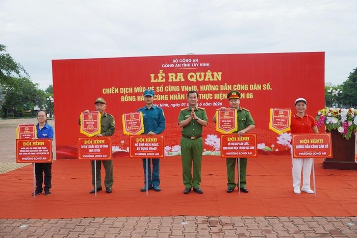 Công an tỉnh Tây Ninh ra quân “Chiến dịch Mùa hè số cùng VNeID”, đồng hành cùng Nhân dân thực hiện Đề án 06