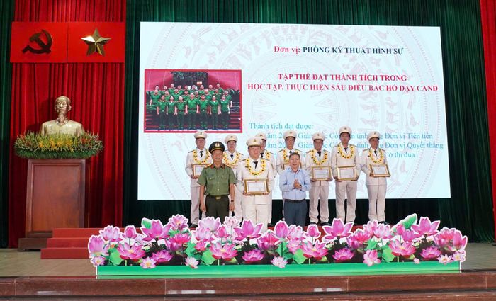 Những tập thể có thành tích xuất sắc trong học tập, thực hiện Sáu điều Bác Hồ dạy Công an Nhân dân