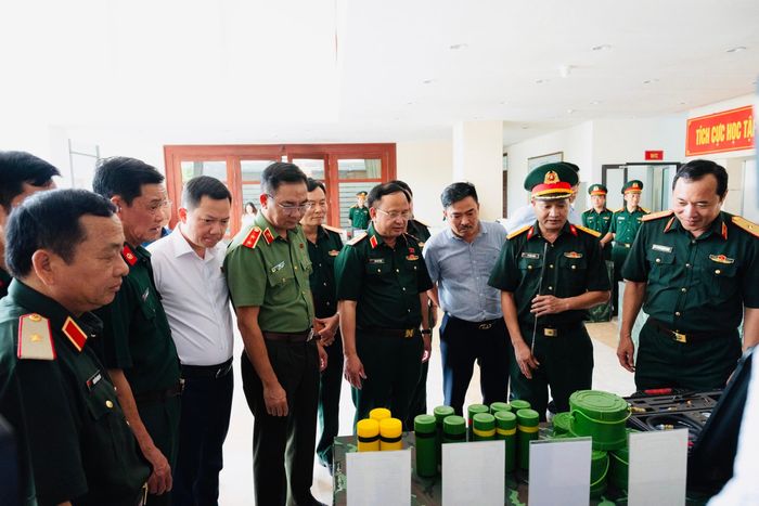 Đoàn khảo sát của Ủy ban Quốc phòng, An ninh và Đối ngoại khảo sát thực tế tại Binh chủng Hóa học