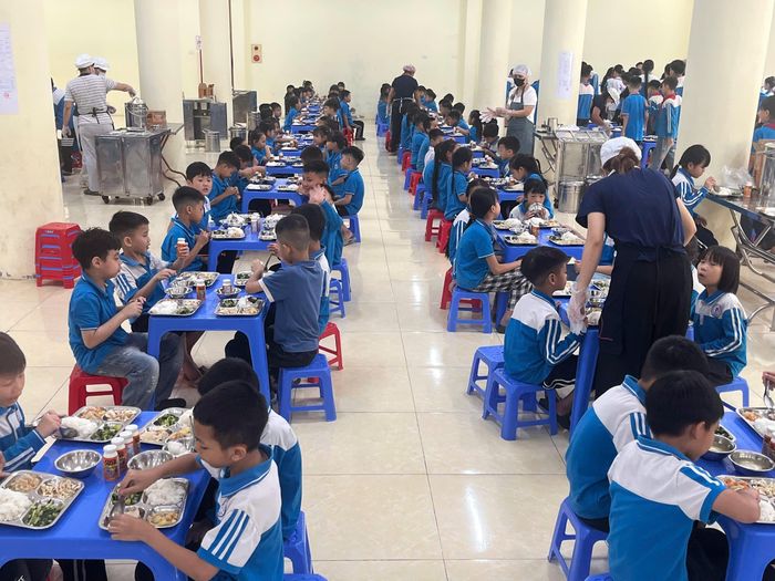 Đoàn khảo sát tại Trường Tiểu học Yên Bình B, xã Yên Xuân. Ảnh: D. Nguyện