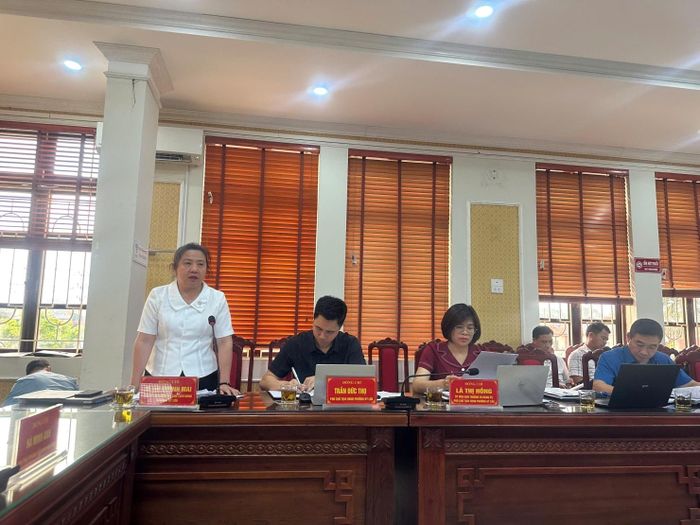 Lãnh đạo UBND phường Kỳ Lừa (Lạng Sơn) trả lời chất vấn. Ảnh: D. Nguyện