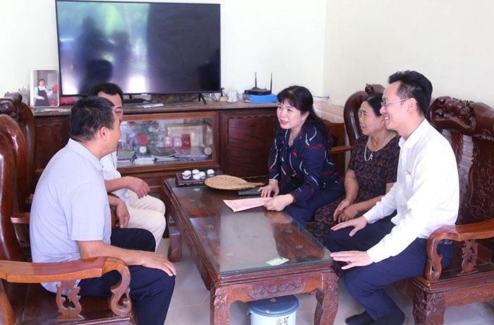 Đoàn ĐBQH tỉnh khảo sát, nắm bắt tình hình người dân tại xã Kỳ Thượng. Ảnh: Nguyễn Thanh