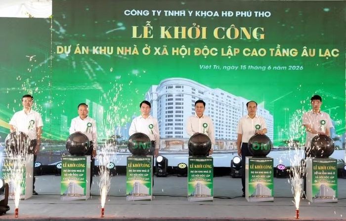 Các đại biểu thực hiện nghi thức ấn nút khởi công dự án Khu nhà ở xã hội độc lập cao tầng Âu Lạc. Ảnh: TTXVN.