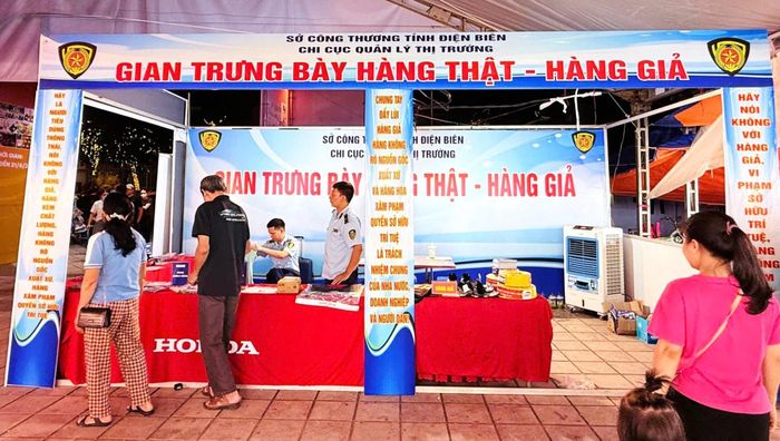 Thông qua mô hình trưng bày hàng thật - hàng giả, lực lượng Quản lý thị trường giúp người dân nâng cao kỹ năng nhận biết hàng hóa chính hãng, bảo vệ quyền lợi người tiêu dùng và góp phần xây dựng môi trường kinh doanh lành mạnh.