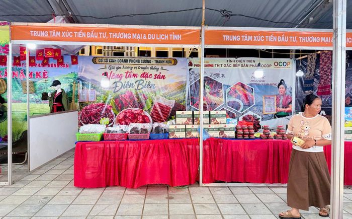 Gian hàng của trung tâm xúc tiến đầu tư, thương mại &amp; du lịch tỉnh.