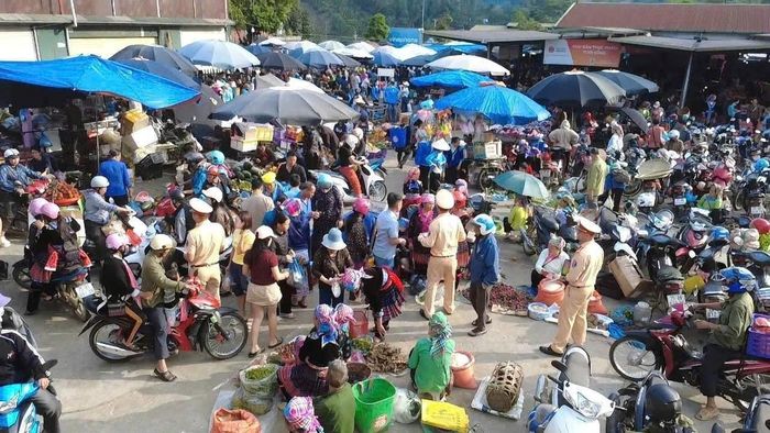 Phòng Cảnh sát giao thông tuyên truyền tại chợ phiên San Thàng.