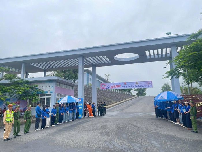 Công tác bảo đảm an ninh, trật tự và hỗ trợ thí sinh được triển khai tại khu vực điểm thi Trường THPT Chuyên Lê Quý Đôn.