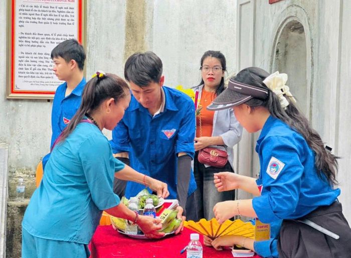 Người dân sửa soạn lễ vật, chuẩn bị cho nghi thức dâng hương.