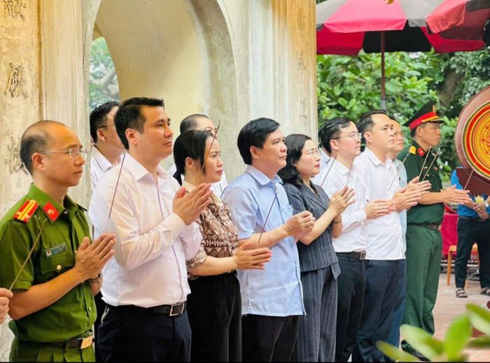 Các đại biểu dâng hương tưởng niệm Chiêu Trưng Đại Vương Lê Khôi.