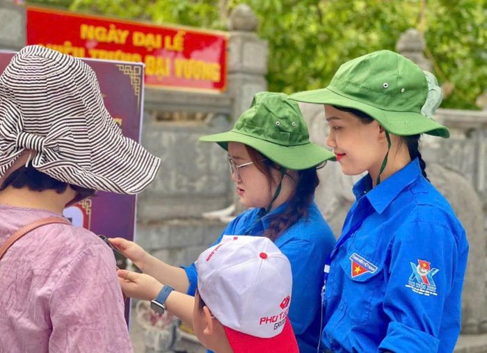 Tình nguyện viên tận tình giới thiệu và hướng dẫn du khách.