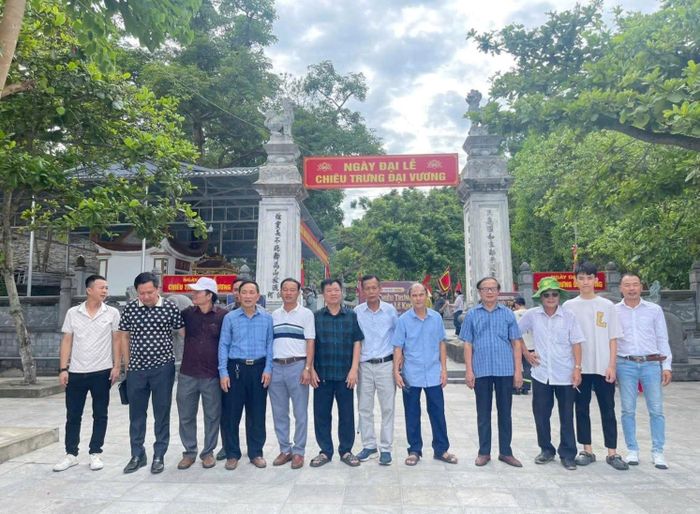 Đông đảo người dân và du khách thập phương đến dâng hương, tham quan tại di tích.