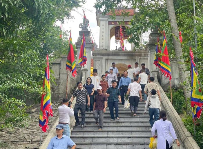 Đông đảo người dân đến lễ dâng hương tưởng niệm.