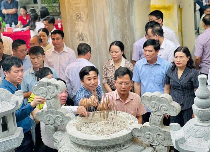Lễ dâng hương thể hiện đạo lý "Uống nước nhớ nguồn", lòng tri ân đối với các bậc tiền nhân.
