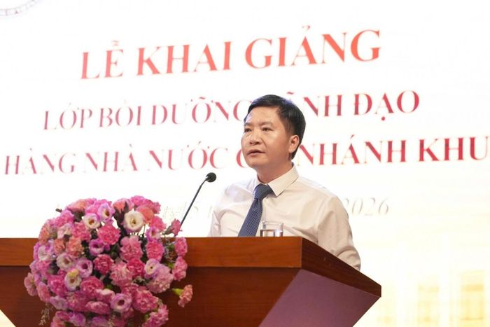 Đồng chí Mai Việt Trung, Phó Giám đốc NHNN chi nhánh Khu vực 6 đại diện các học viên phát biểu tại lễ khai giảng