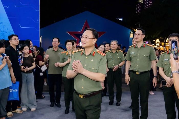 Thứ trưởng Phạm Thế Tùng ghé thăm phân khu “Bức tường An ninh mạng” tại triển lãm. Ảnh: Beatvn
