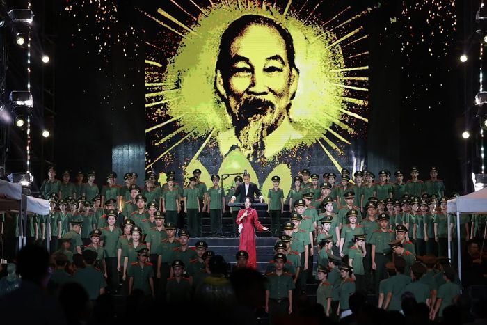 Hình tượng Chủ tịch Hồ Chí Minh được thể hiện trang trọng trên sân khấu, gợi nhắc tinh thần thi đua ái quốc và khát vọng phụng sự Tổ quốc, phục vụ nhân dân. Ảnh: Cục An ninh mạng và phòng, chống tội phạm sử dụng công nghệ cao