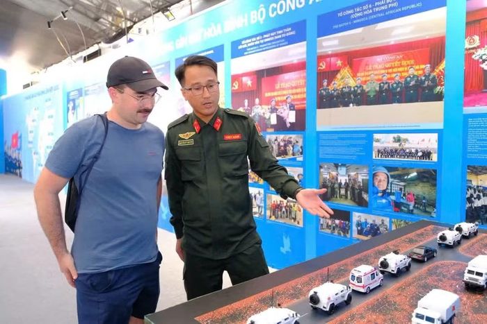 Cán bộ Công an giới thiệu với du khách nước ngoài về các hoạt động của lực lượng Công an nhân dân Việt Nam trong tham gia gìn giữ hòa bình Liên hợp quốc.