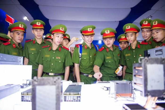 Học viên các trường trong CAND chăm chú tìm hiểu thiết bị, mô hình công nghệ được giới thiệu trong không gian triển lãm. Ảnh: Beatvn